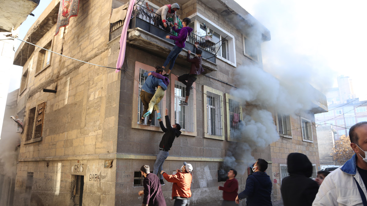 Yangında can pazarı! Çocuklar 'insan zinciri'yle kurtarıldı