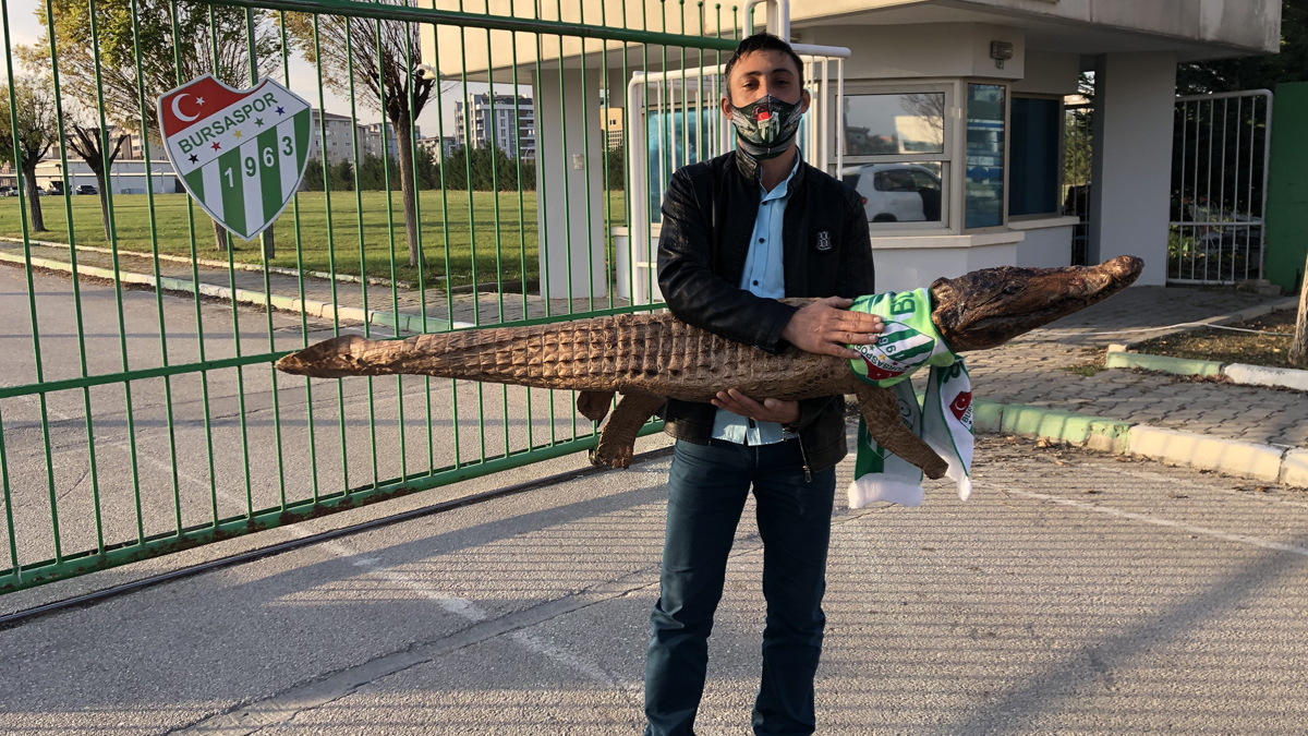 Bursaspor taraftarı tesise gerçek timsah getirdi
