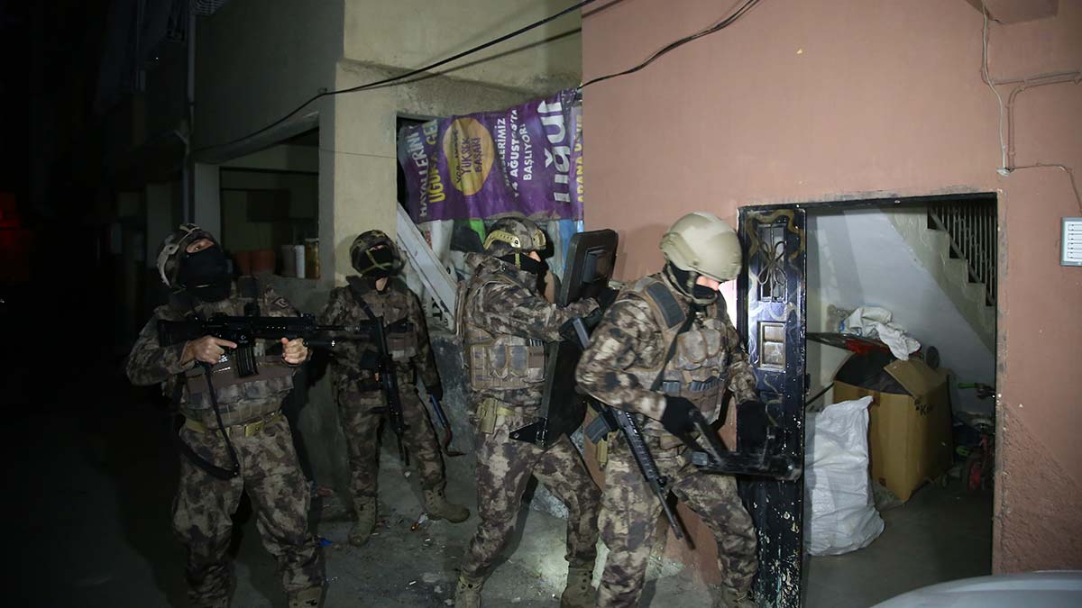 Adana'da eş zamanlı şafak baskını!