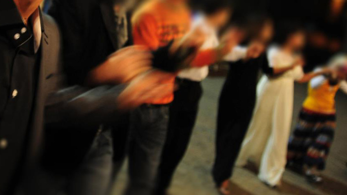 Testi pozitif çıkan hastayı halay başında buldular