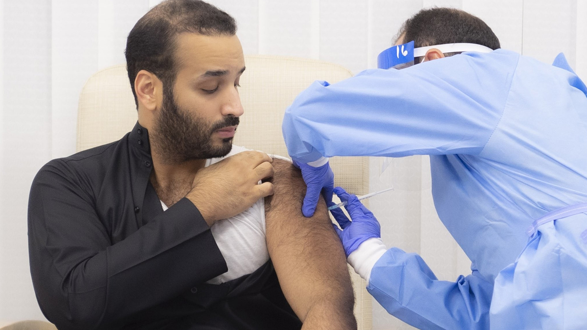 Suudi Prens Selman kameraların önünde aşı oldu