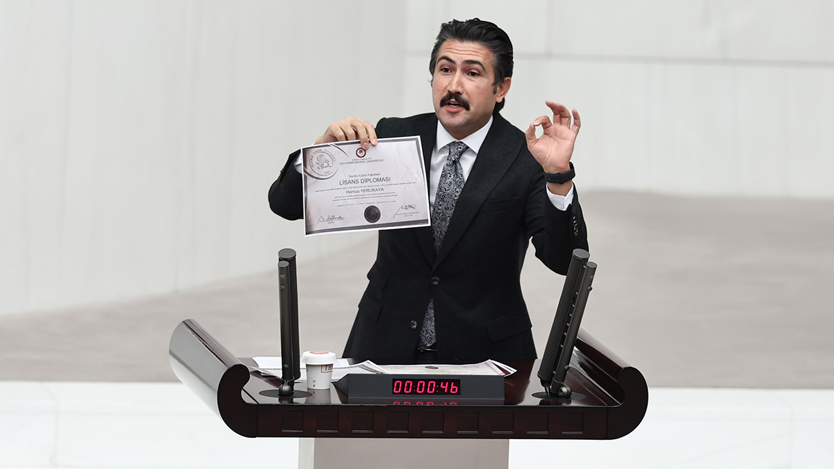 Meclis kürsüsünde sahte diplomaya sahip çıktı