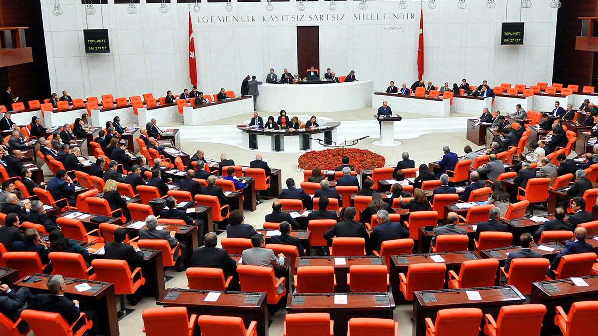 Derneklere kayyum atanmasının önünü açan teklif yasalaştı