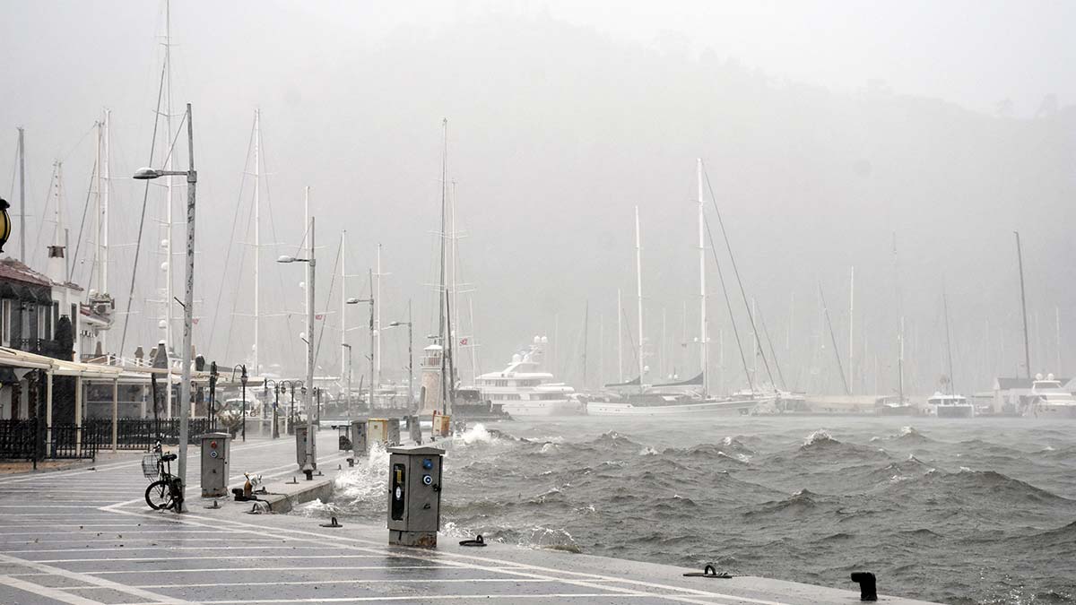 Ege ile Akdeniz için fırtına uyarısı... Antalya'ya dikkat!
