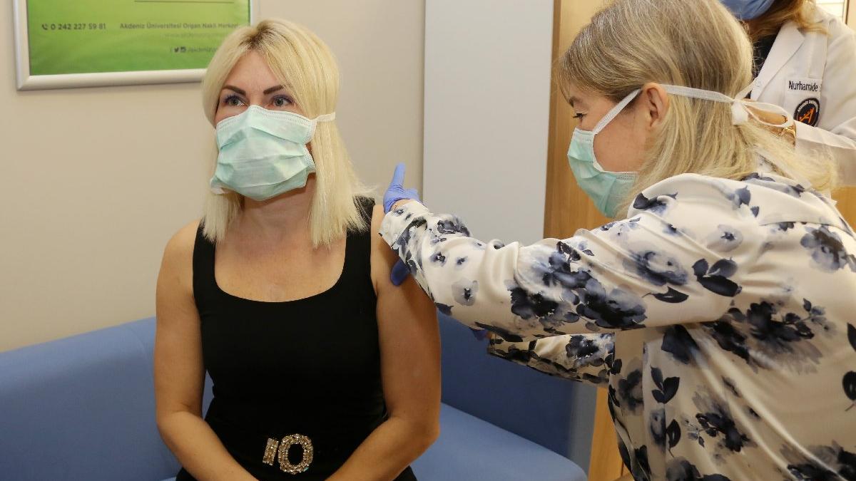 Aşı gönüllüsü Prof. Dr. Özkan: Ya aşı olacağız ya korona