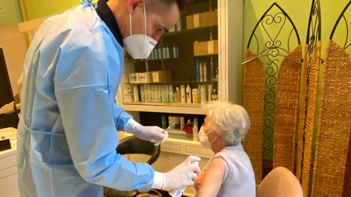 Almanya’da ilk aşı merkezi açıldı