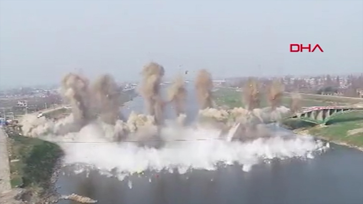 Çin'de dev köprü 10 saniye içinde yıkıldı