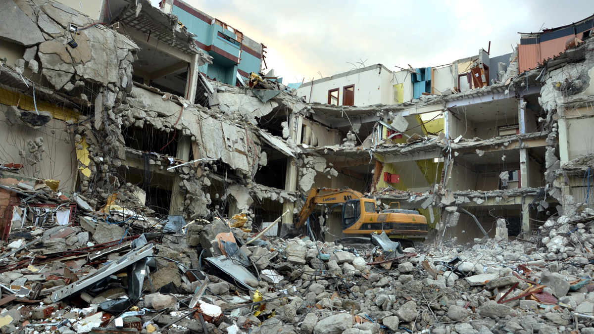 Ayakta kalması mucize! Belediyedeki yıkımda şok gerçek ortaya çıktı