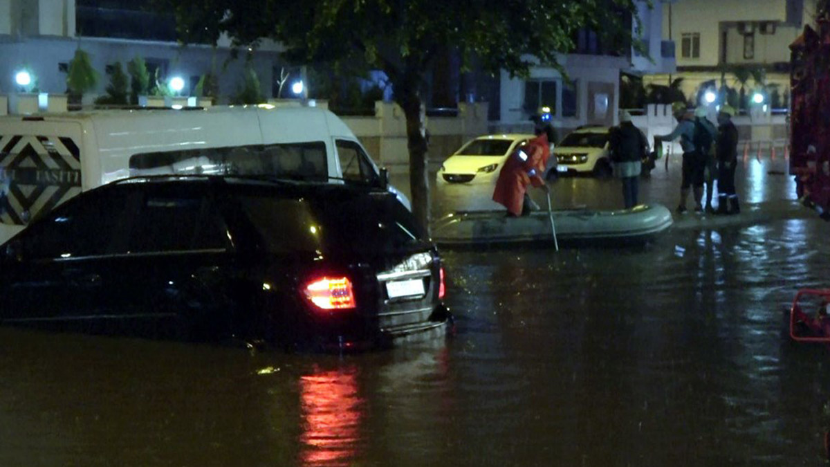 Antalya'yı sağanak ve fırtına vurdu! Yollar göle döndü