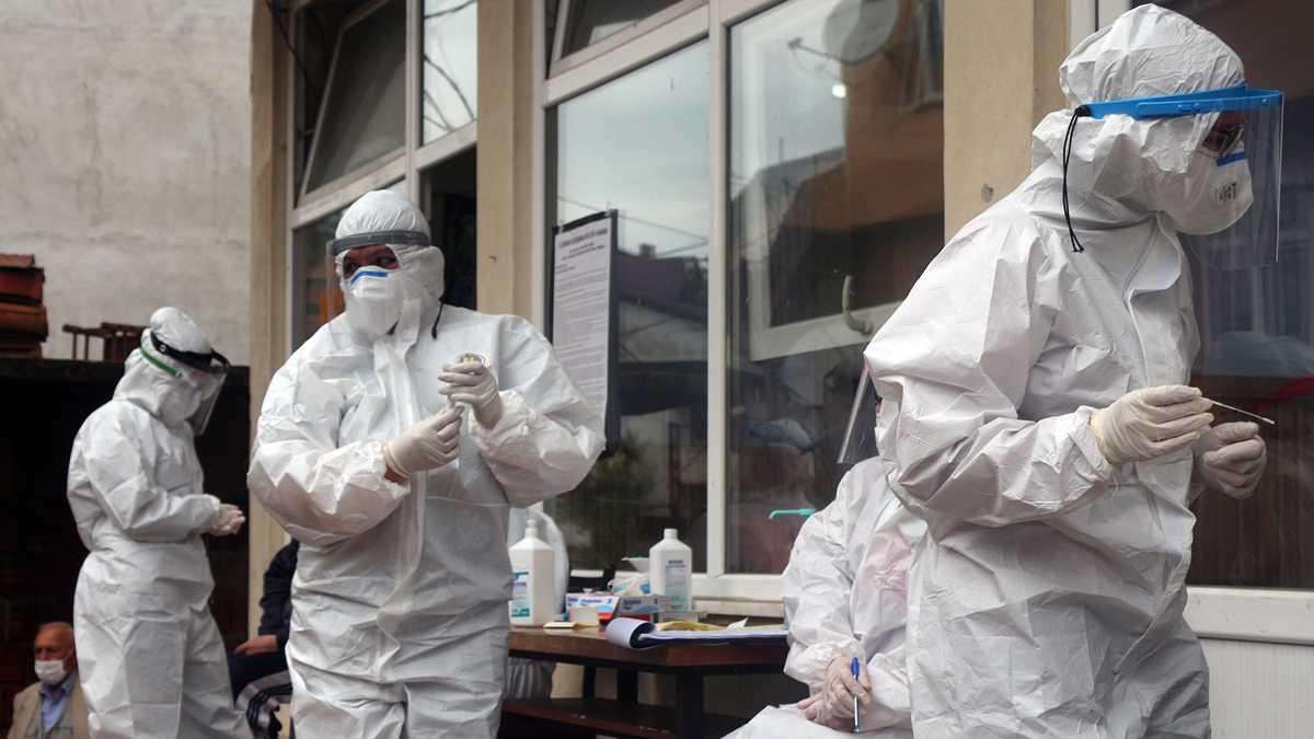 Pandemide 302 sağlık çalışanı koronavirüse yenildi