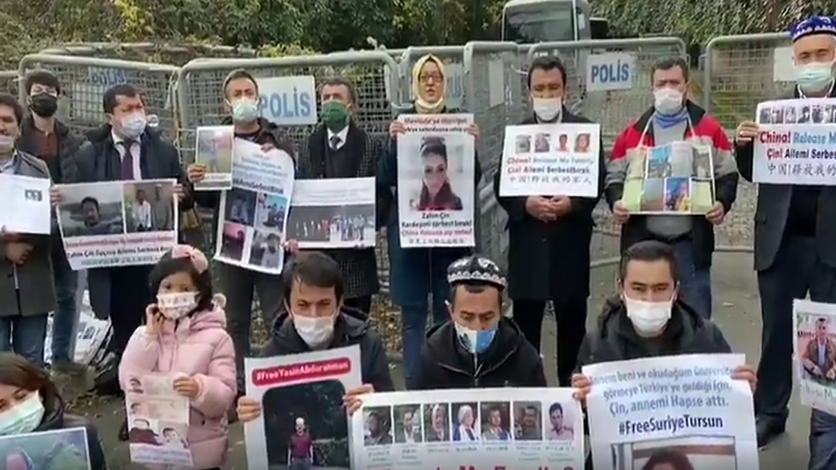 Uygur Türkleri Başkonsolosluk önünde eylem yaptı