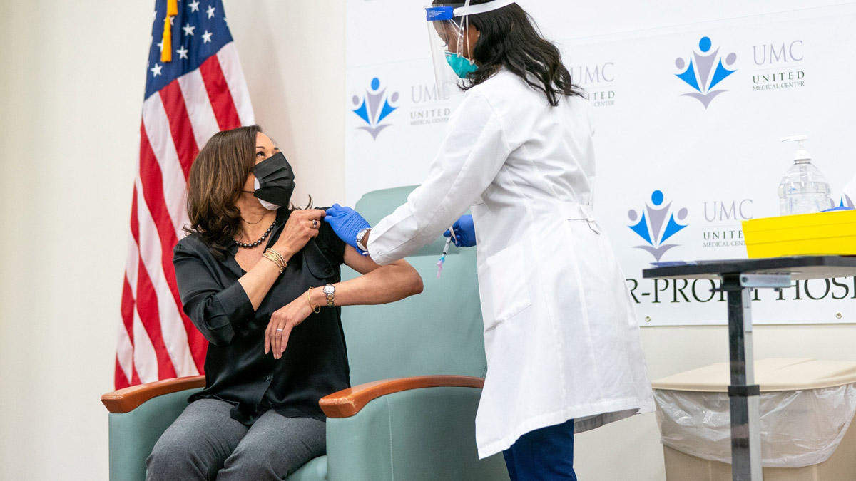 Kamala Harris de koronavirüs aşısı oldu