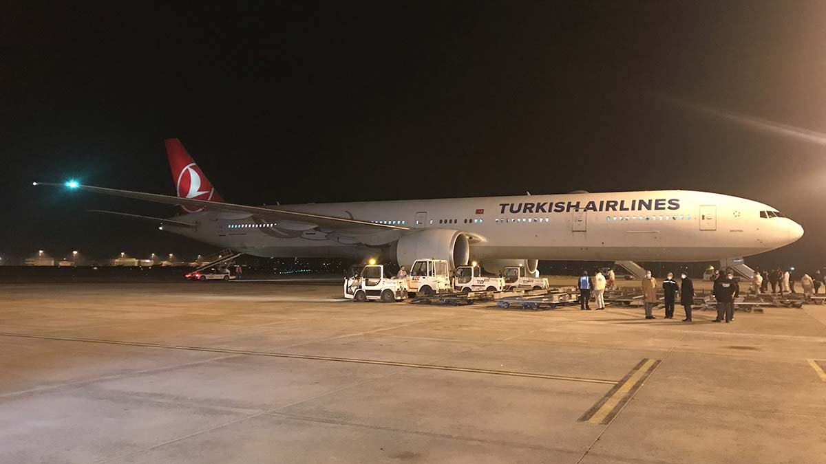 Son dakika! Türkiye ilk aşılarına kavuştu, aşı taşıyan uçak Esenboğa'ya indi