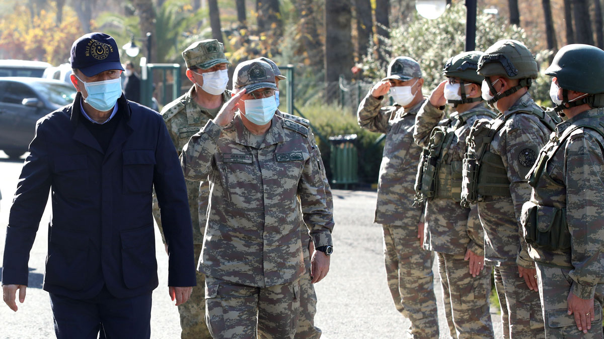 Son dakika! Bakan Hulusi Akar sınır birliklerinde denetlemelerde bulundu