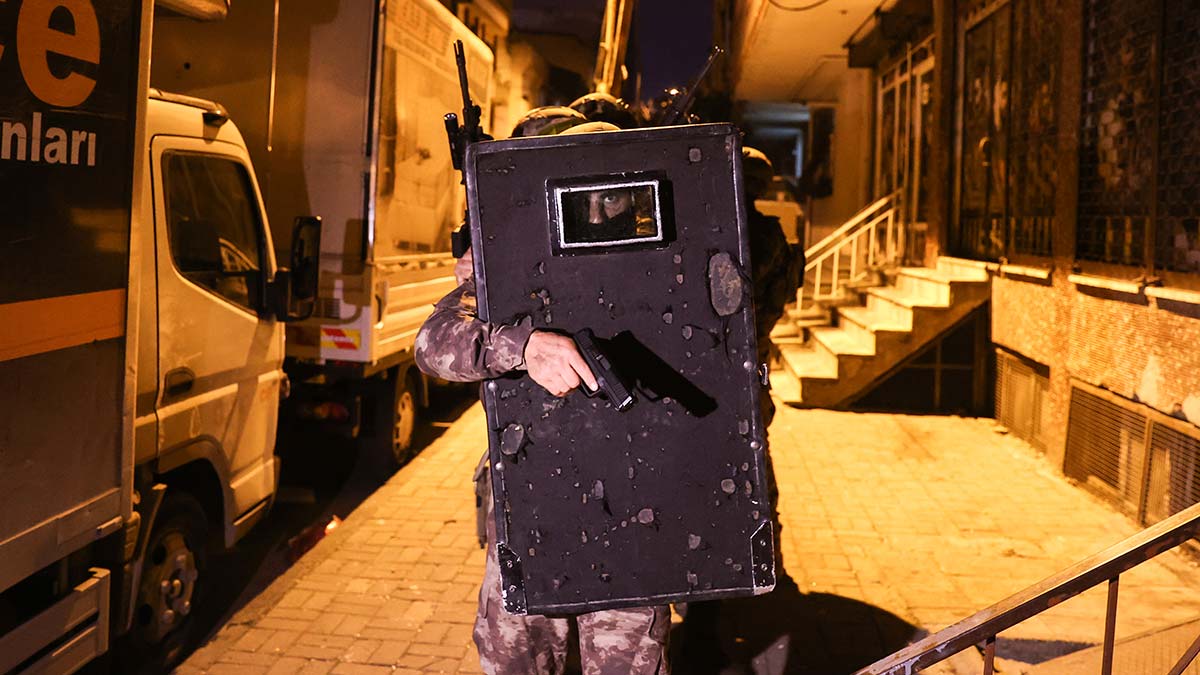 İstanbul'da eş zamanlı DEAŞ baskınları!