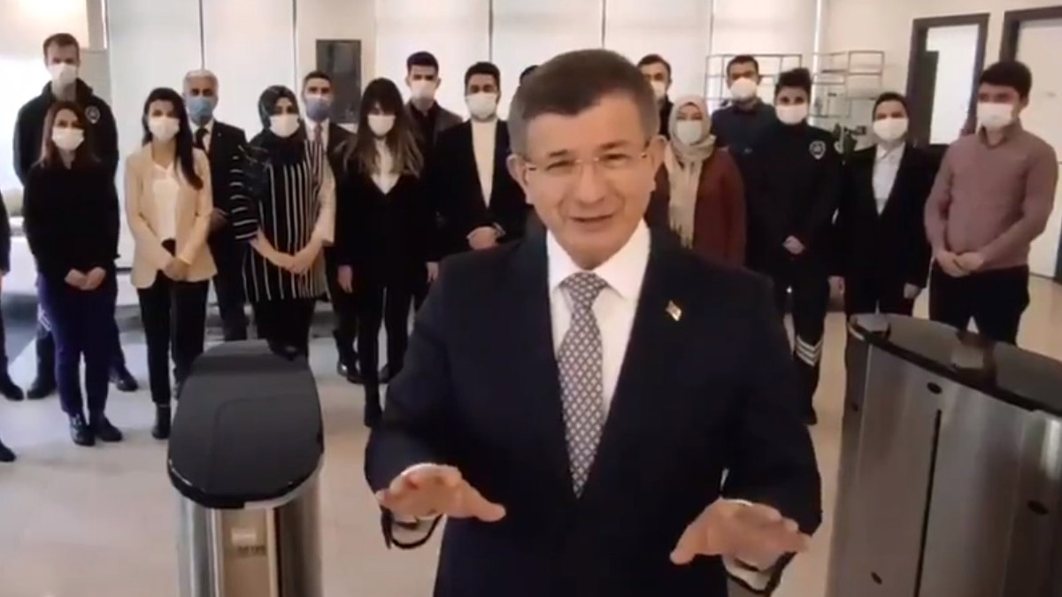 Davutoğlu'ndan yeni yıl mesajı: Yüzümüzü Geleceğe döndük