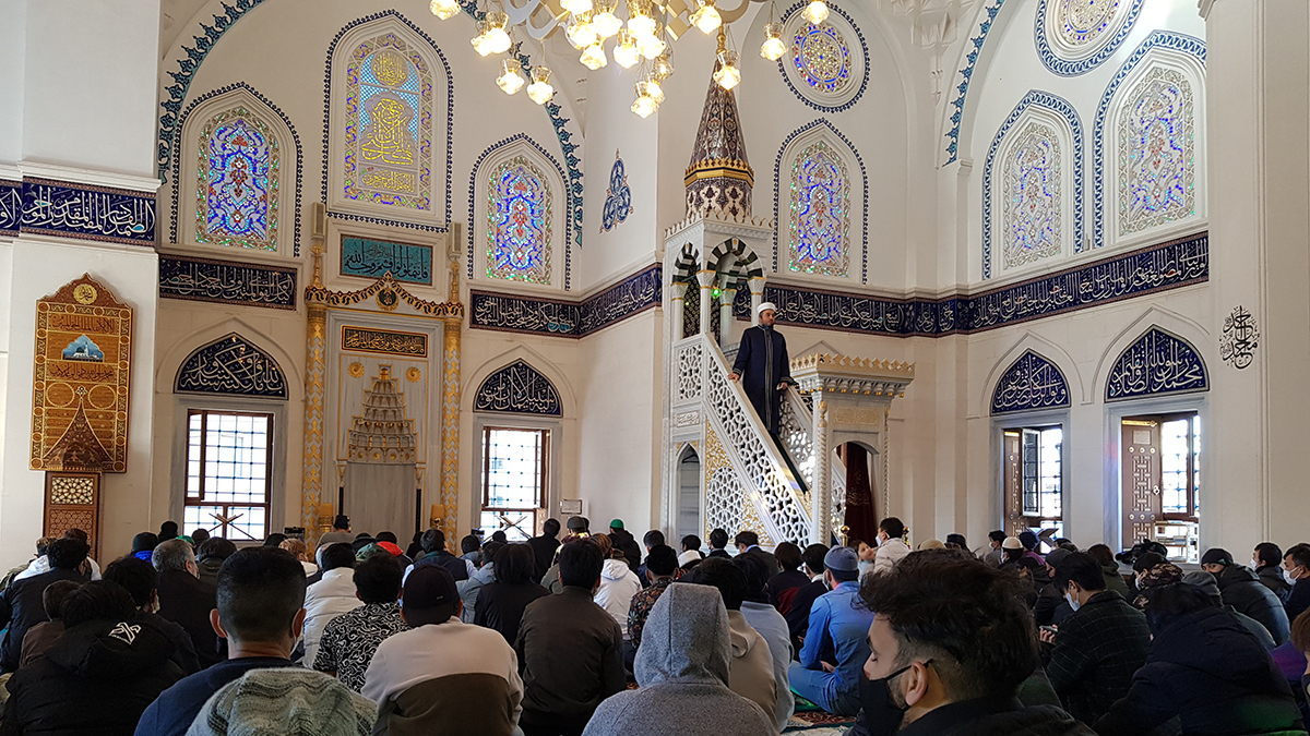 Japonya'da yılın ilk cuma namazında Tokyo Camisi'ne akın