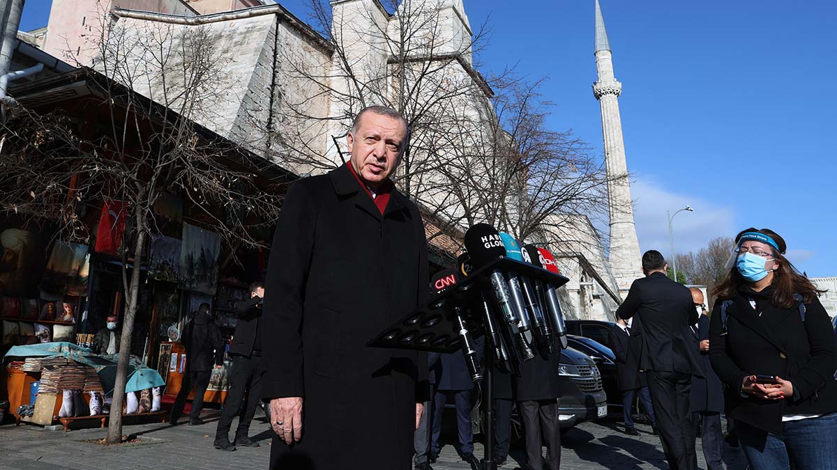 Erdoğan'dan Fikri Sağlar'a sert tepki: Başörtülüleri her kurumda görecekler