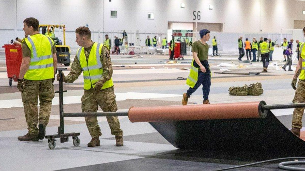 İngiltere'de ilkokullar kapatıldı, sahra hastaneleri tekrar açıldı