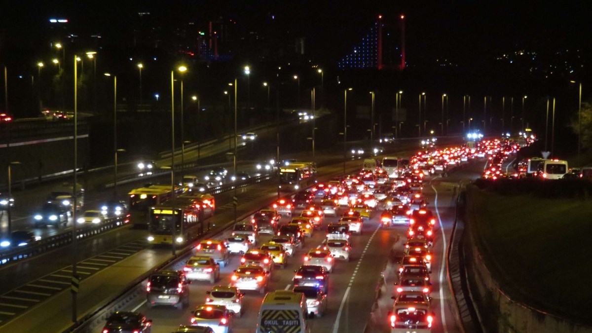 80 saatlik kısıtlama sonrası İstanbul'da trafik kilitlendi