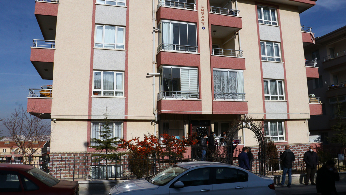 Camı kırarak evine girdiği eski kız arkadaşını öldürdü