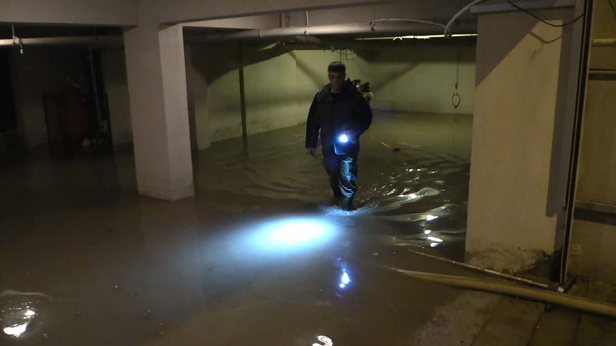 İzmir'i sağanak vurdu, birçok noktayı su bastı
