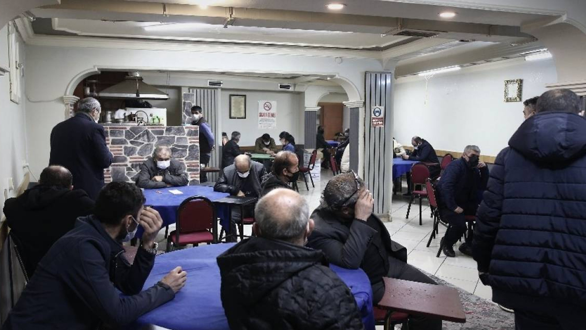 Gizli geçitli dernek lokaline polis baskını