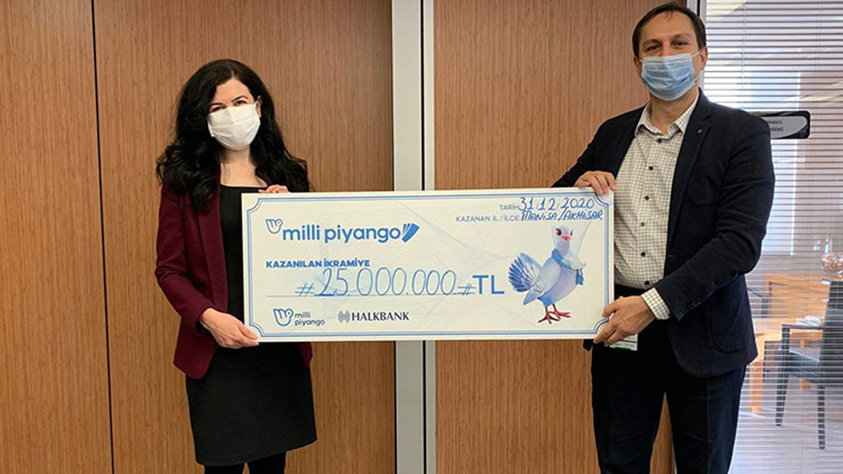 Büyük ikramiyeyi kazanan talihli çekini aldı