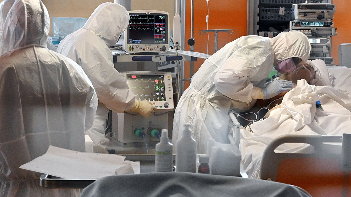 İngiltere'de tablo ağırlaşıyor! Vakalar ilk kez 60 binin üzerine çıktı