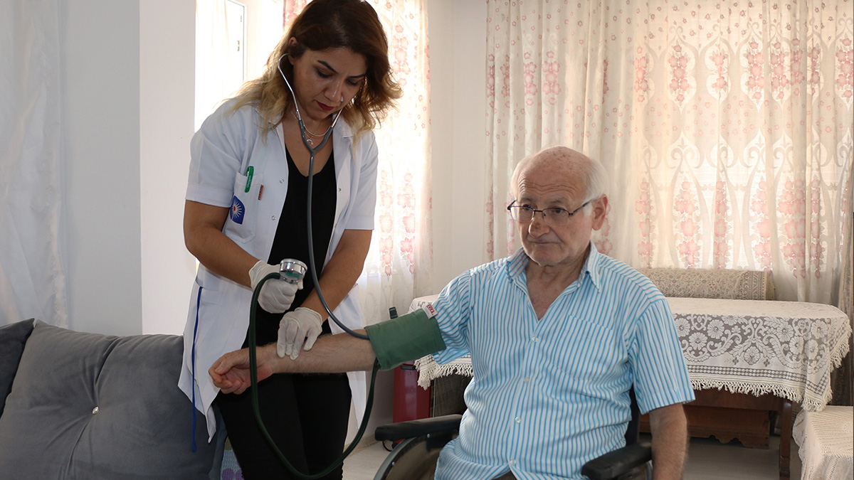 Antalya Büyükşehir'in Evde Sağlık Hizmeti devam ediyor