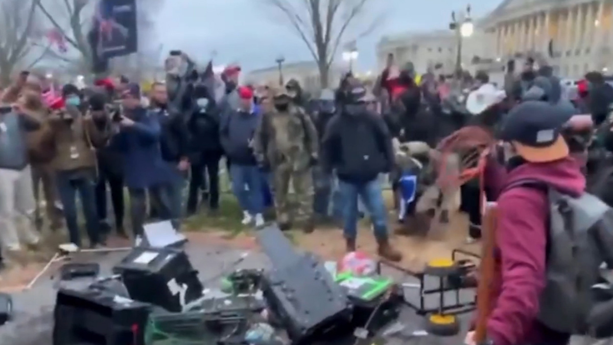 Trump yanlıları gazetecilerin ekipmanlarını parçaladı