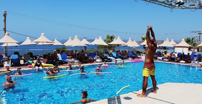 Bodrum’da 45 Derecelik Havada Turistler Buzlu Havuzda Serinledi