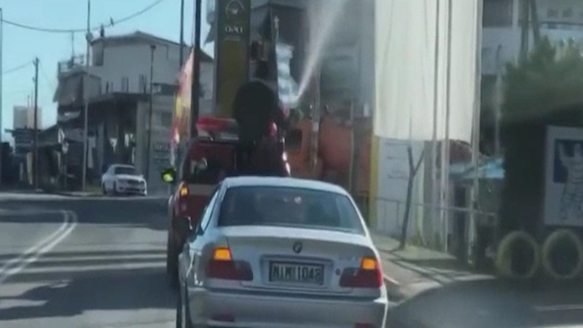 Yunanistan'da papaz kamyonetle köyü kutsadı