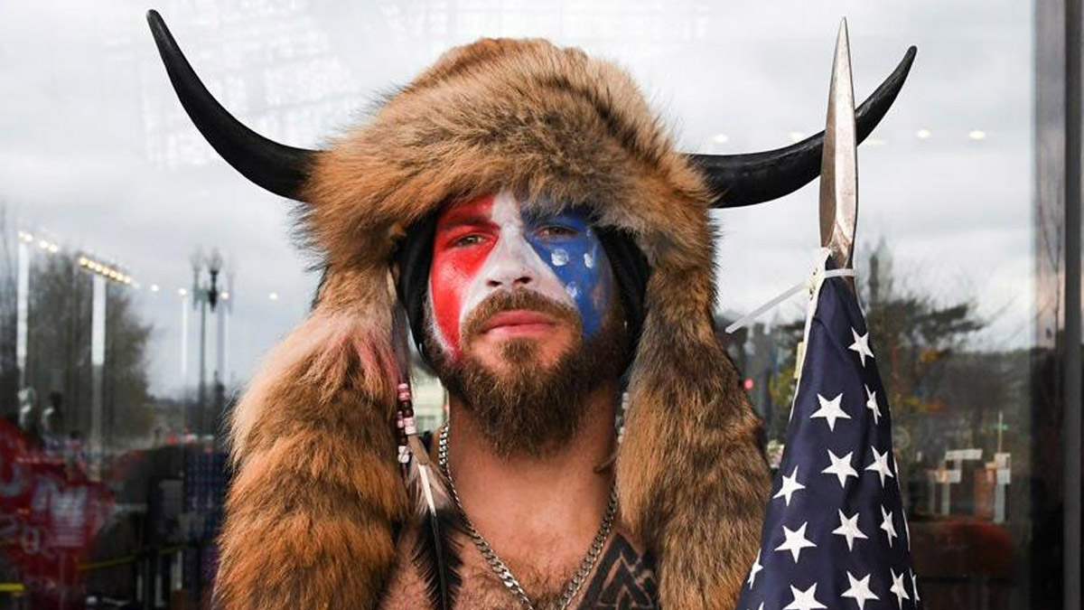 ABD'de Kongre baskınında kostümüyle dikkat çeken şahsın kimliği ortaya çıktı