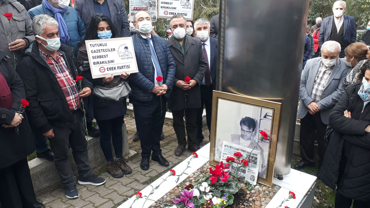 Gazeteci Metin Göktepe mezarı başında anıldı