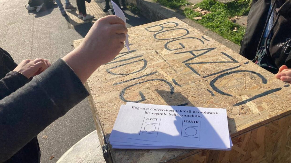 Boğaziçi Üniversitesi öğrencilerinden 'sandık'lı eylem