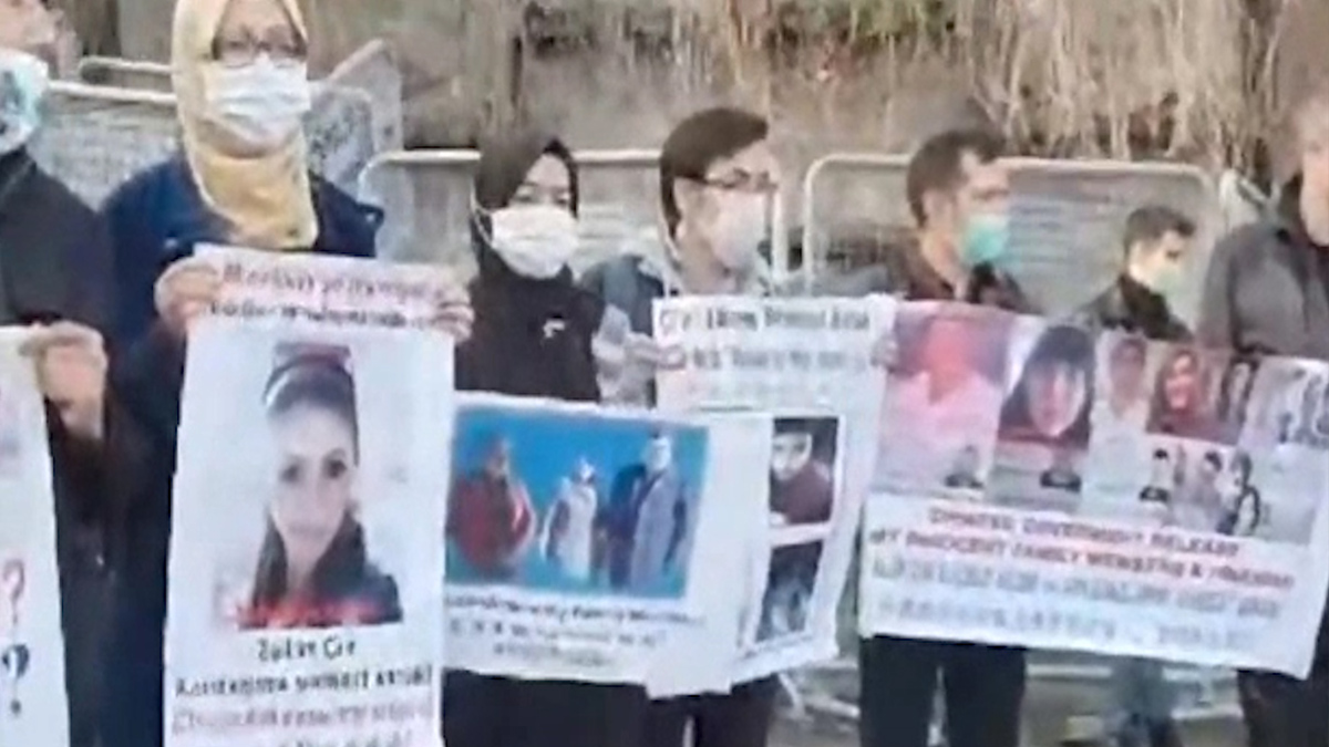 Uygur Türklerinin Başkonsolosluk önündeki bekleyişi sürüyor