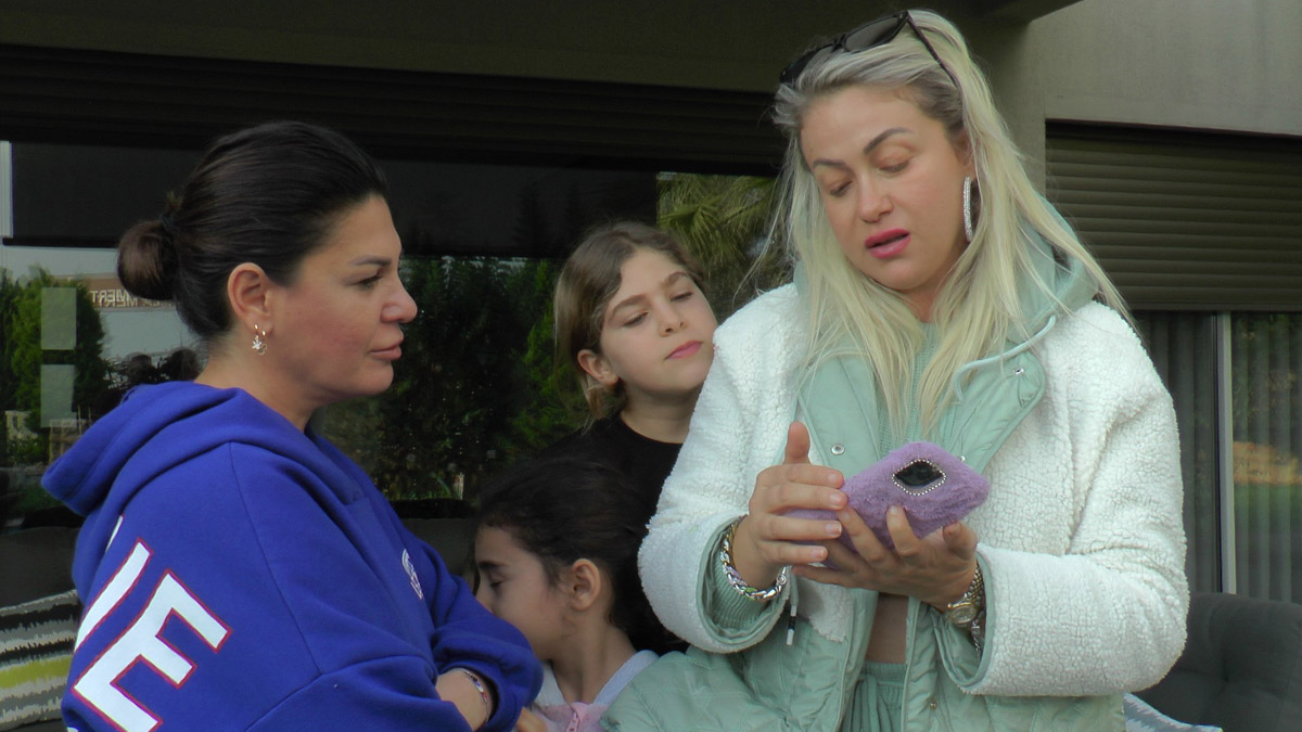 Yeliz Yeşilmen çocuklarının bakıcısı tarafından soyuldu