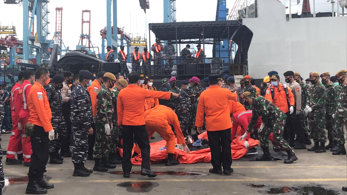 Endonezya'da düşen uçağın parçaları kriz merkezine getirildi