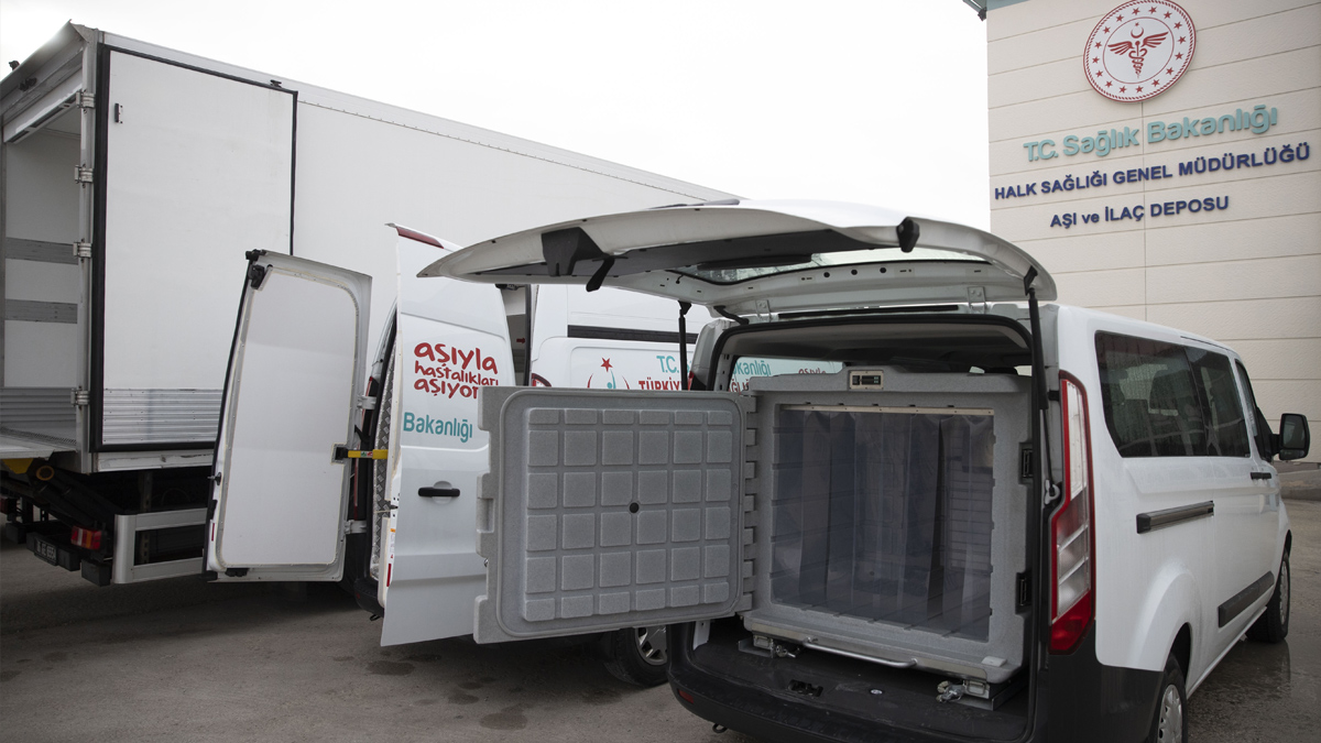 Koronavirüs aşılarını taşıyacak araçlar basına tanıtıldı