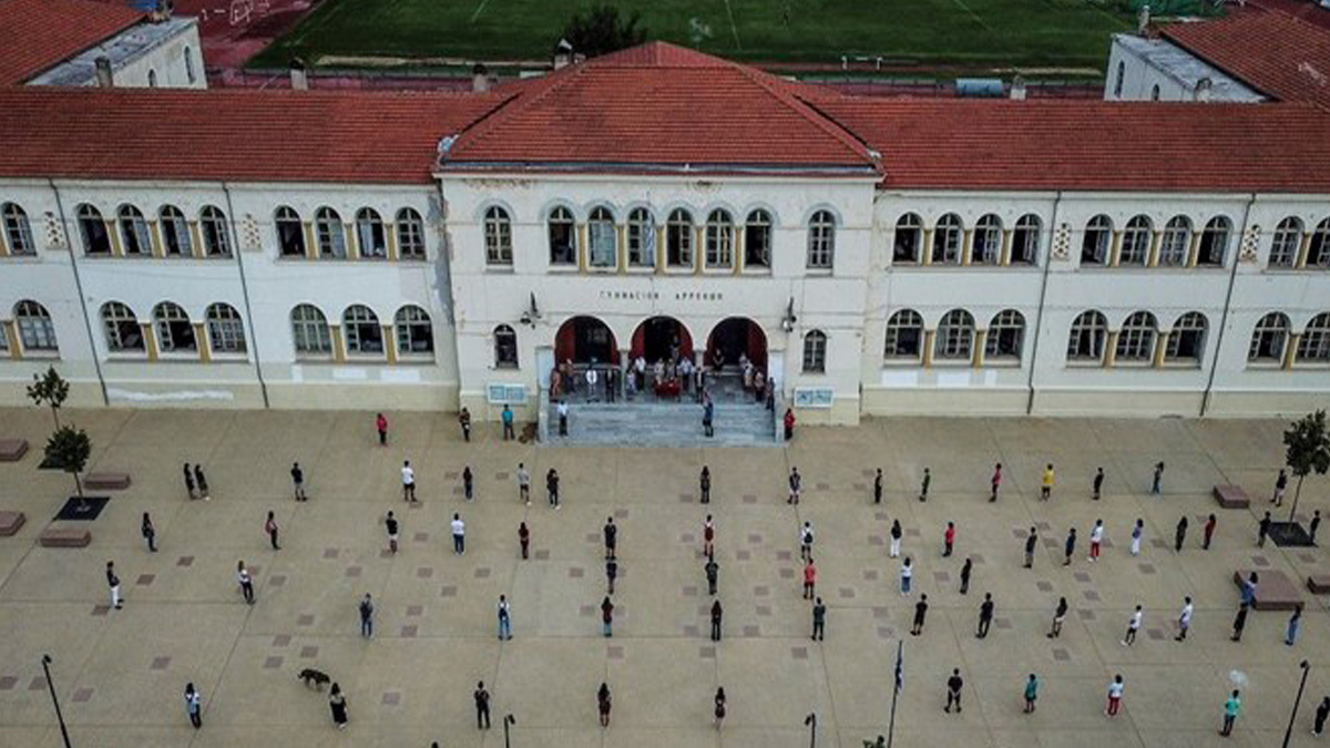 Yunanistan'da yüz yüze eğitime 'açık pencere ve battaniye' formülü