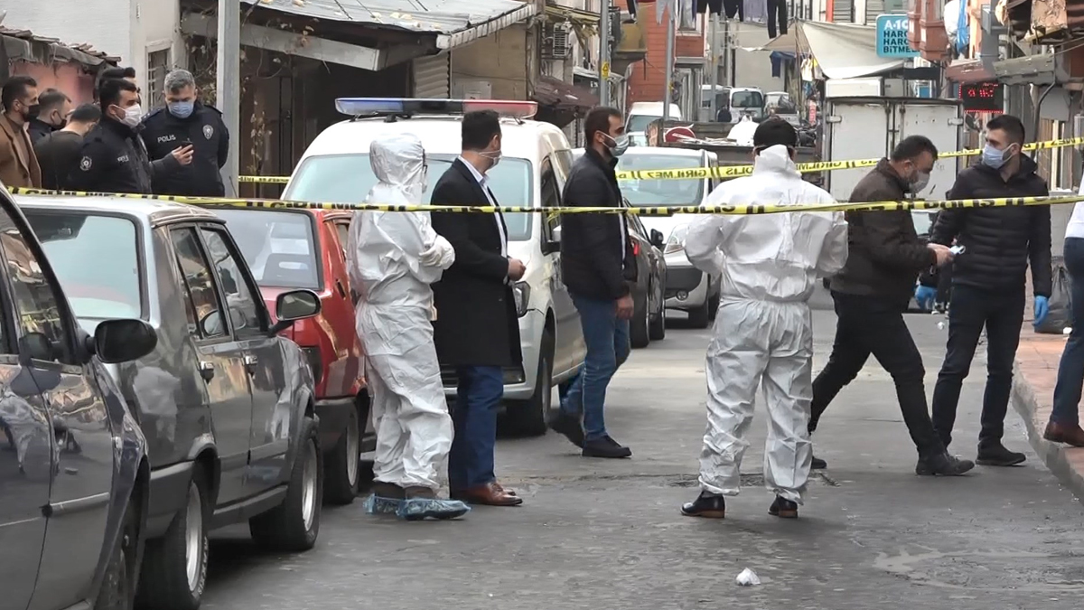Beyoğlu'nda battaniyeye sarılmış kadın cesedi bulundu