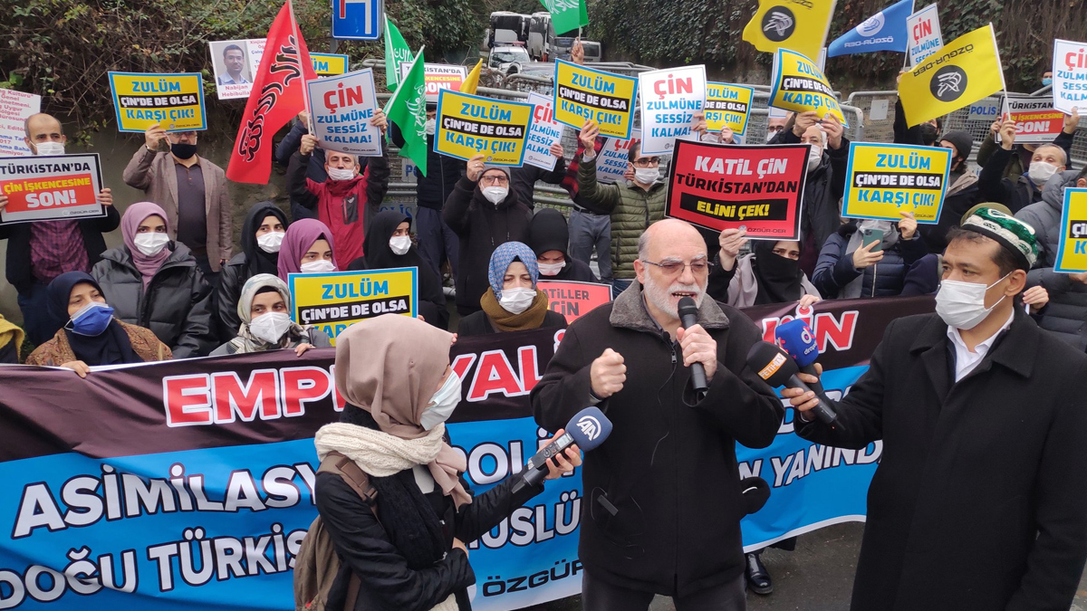 ÖZGÜR-DER'den nöbet tutan Doğu Türkistanlılara destek