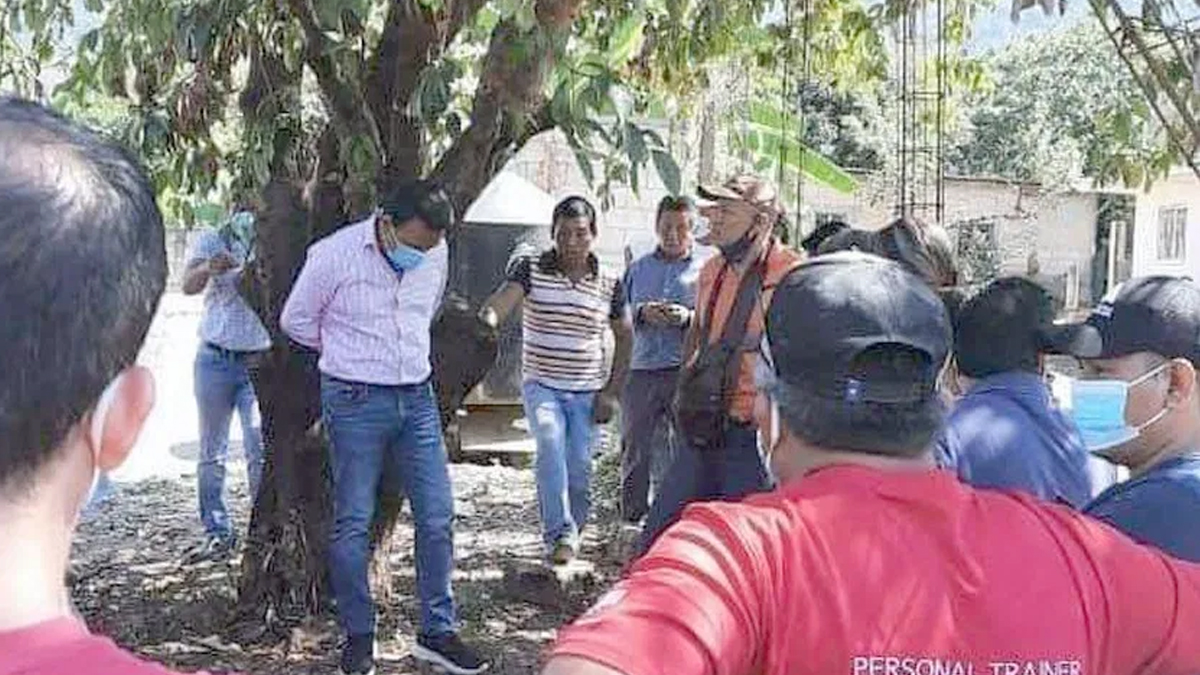 Su deposunu beğenmeyen vatandaşlar belediye başkanını ağaca bağladı