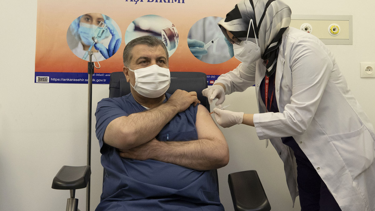 Son dakika! Bakan Koca canlı yayında korona aşısı oldu