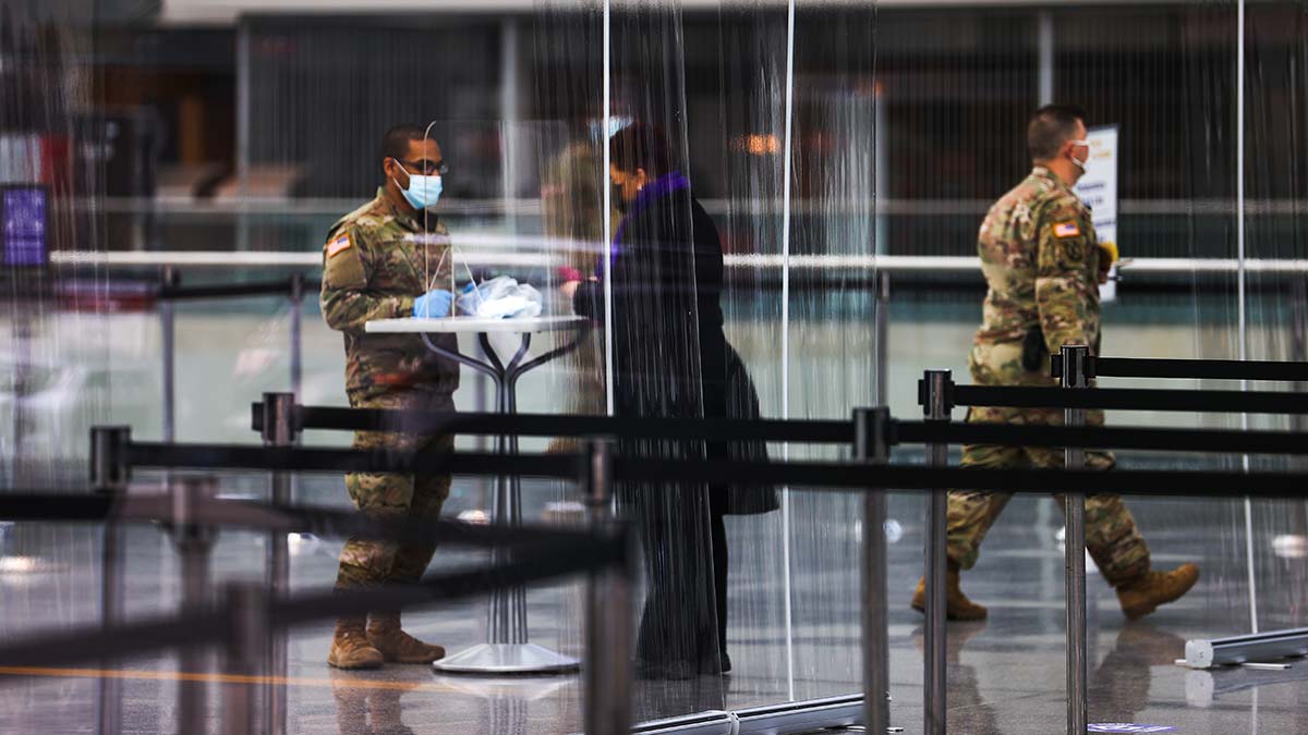 Aşılamanın başladığı ABD'de günlük ölümler rekor kırdı