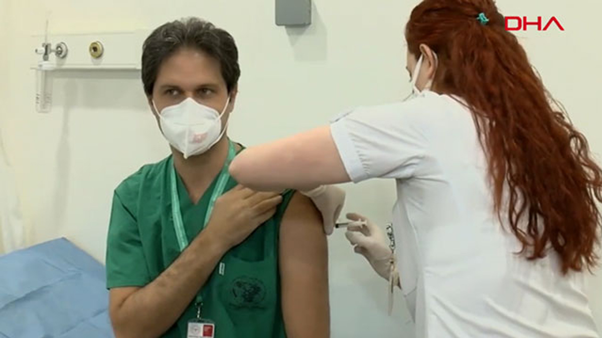 Sağlık çalışanlarının aşılaması başladı