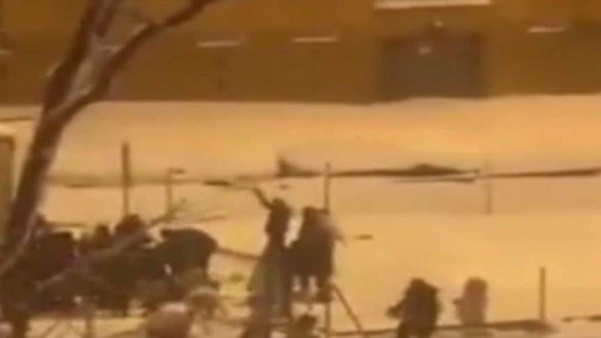 Kara saplanan kamyon yağmacıların saldırısına uğradı