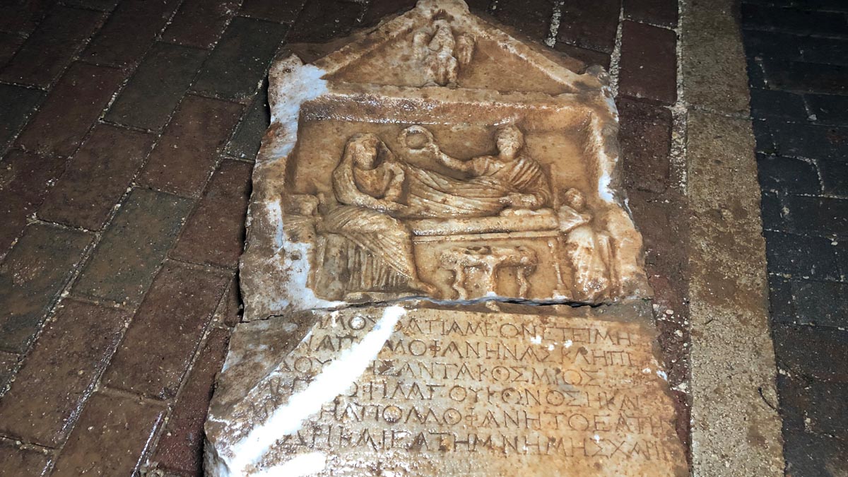 Evinin balkonunda inşaat çalışmasını izlerken tarihi eser buldu