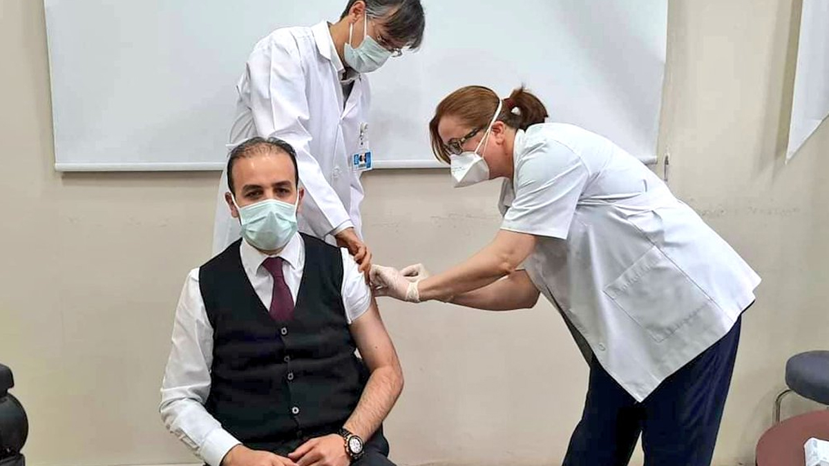 Milletvekillerinin 'sağlıkçı' kontenjanından aşı olması tepki çekti